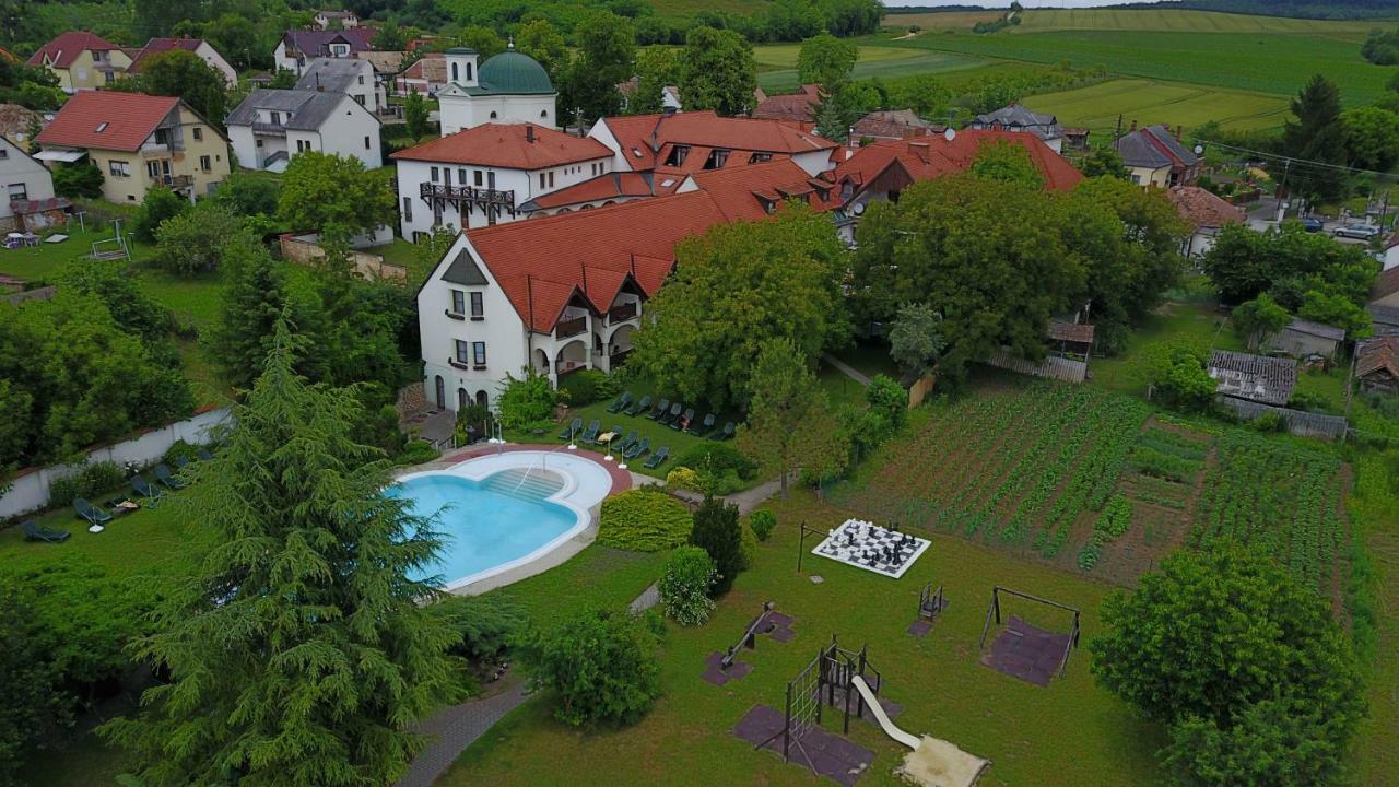 Hasik Hotel Magyarpolány Kültér fotó